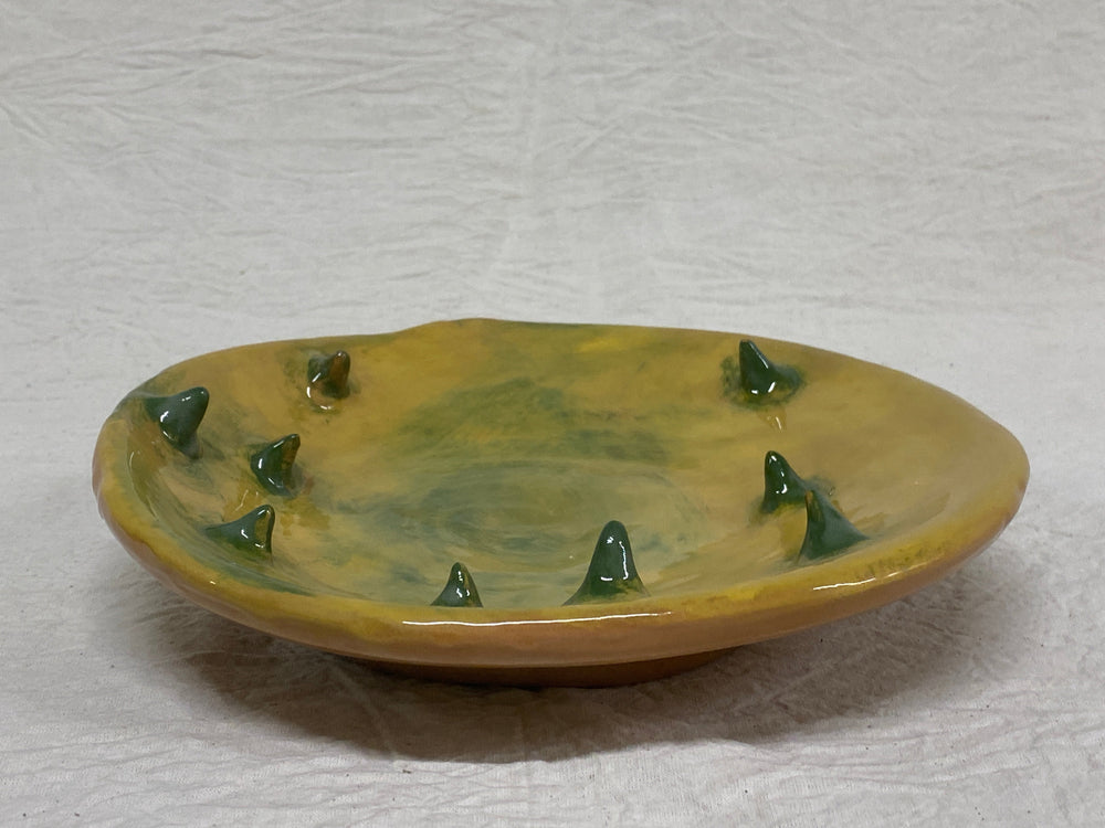 Piatto grande giallo e verde con cactus dipinti