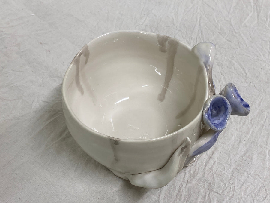 Vaso bianco fiori blu, dettaglio