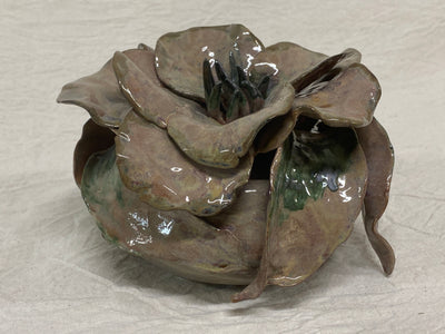 Scultura di peonia piccola in terra rossa