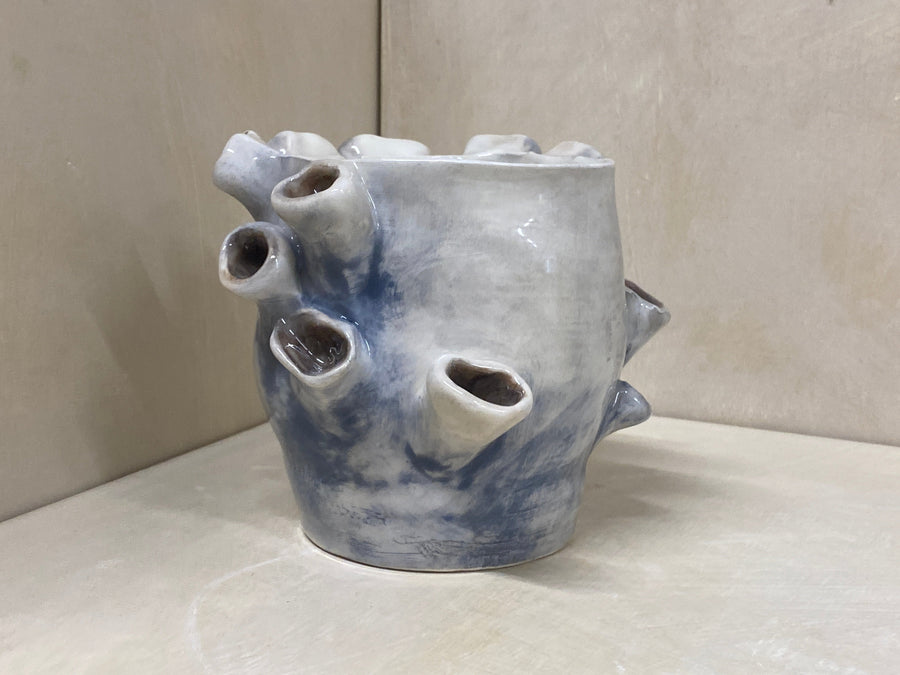 Vaso anemone piccolo blu, dettaglio del modellato