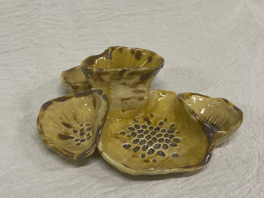 Antipastiera in ceramica con fiori miele dipinti a mano