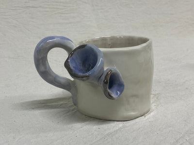 Bicchiere bianco con fiore blu e manico