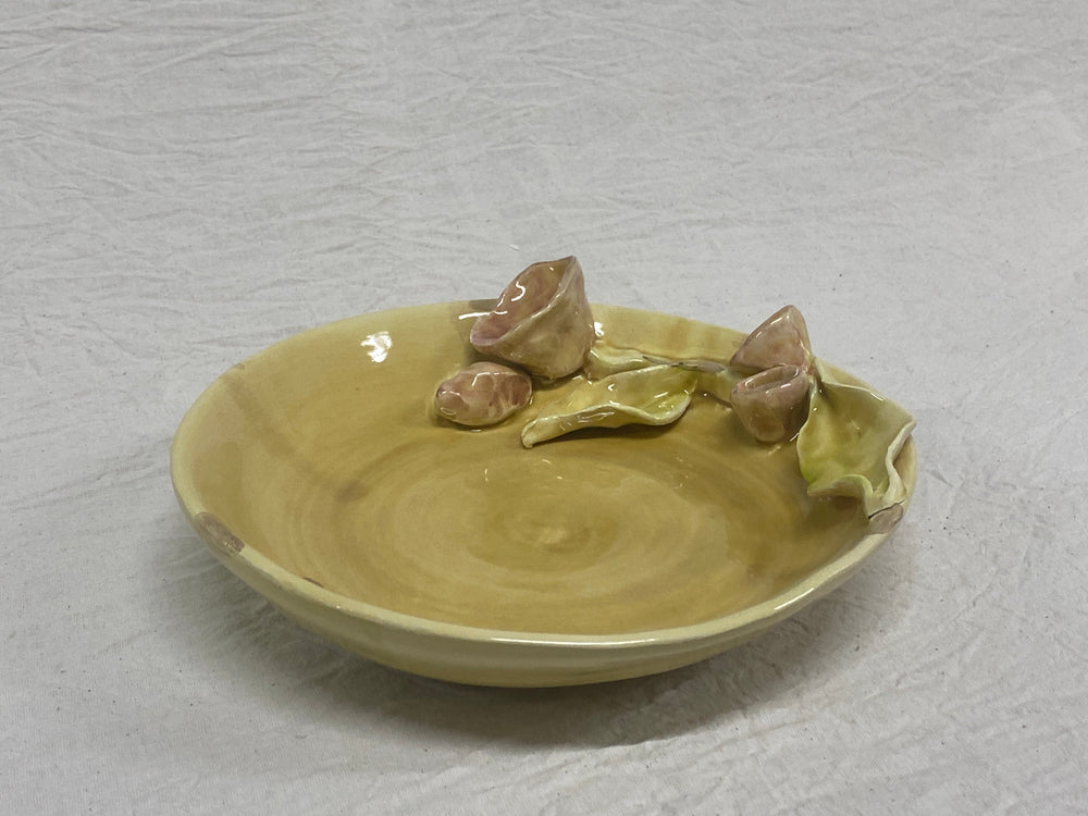 Ceramic centrepiece with hand-painted honey flowers
