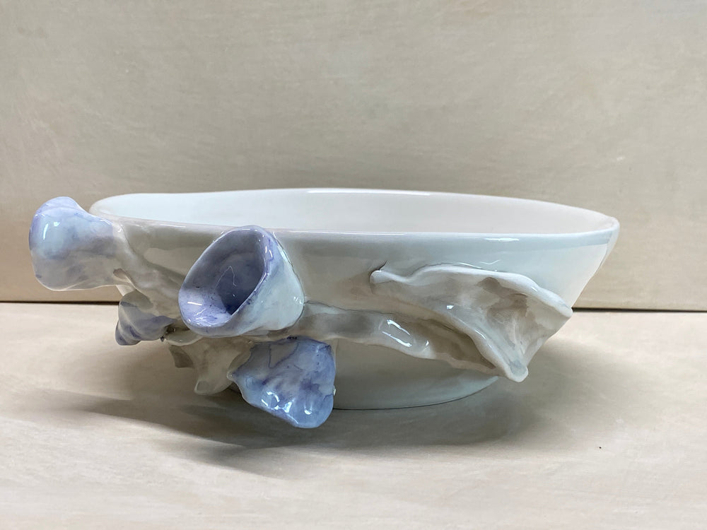 Ciotola bianca con fiore blu in ceramica