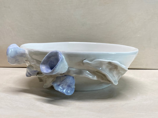 Ciotola bianca con fiore blu in ceramica