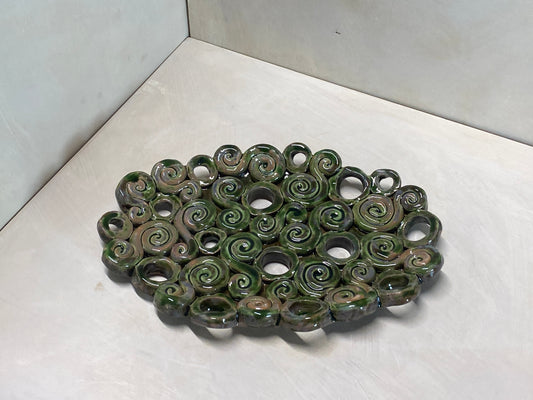 Vassoio ovale verde con buchi in ceramica