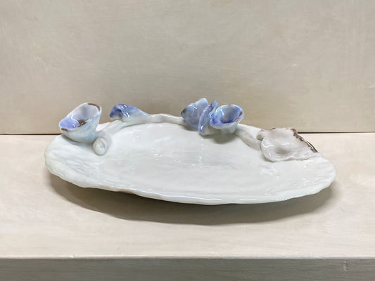 Vassoio ovale fiorito, dettaglio dei fiori