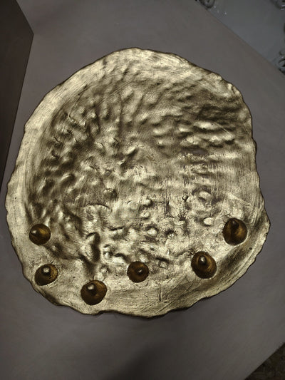 Centrotavola in terra bianca con foglia oro, diametro 36 cm