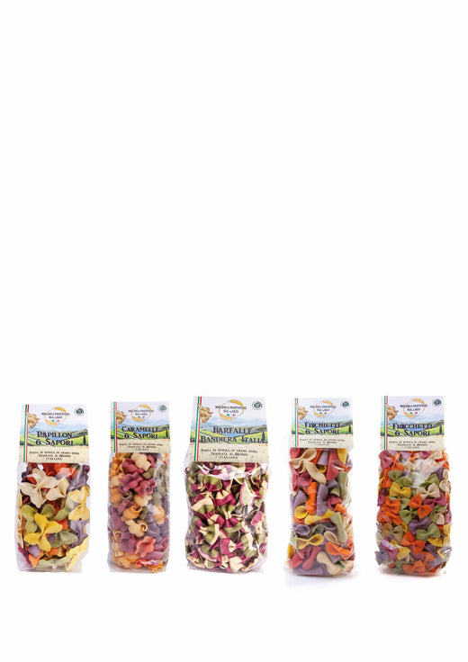 La scatola con le cinque confezioni di pasta colorata affiancate