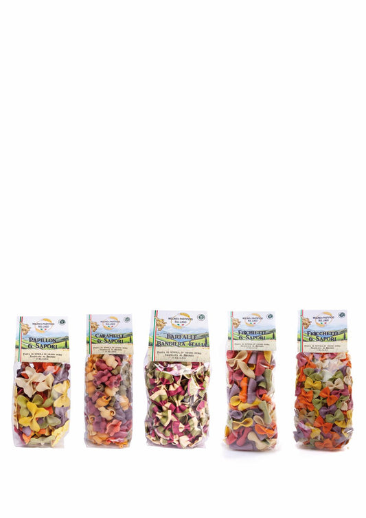 La scatola con le cinque confezioni di pasta colorata affiancate