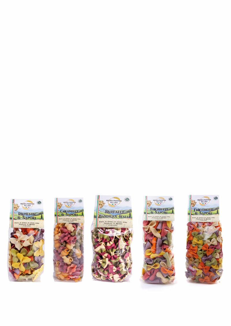 La scatola con le cinque confezioni di pasta colorata affiancate