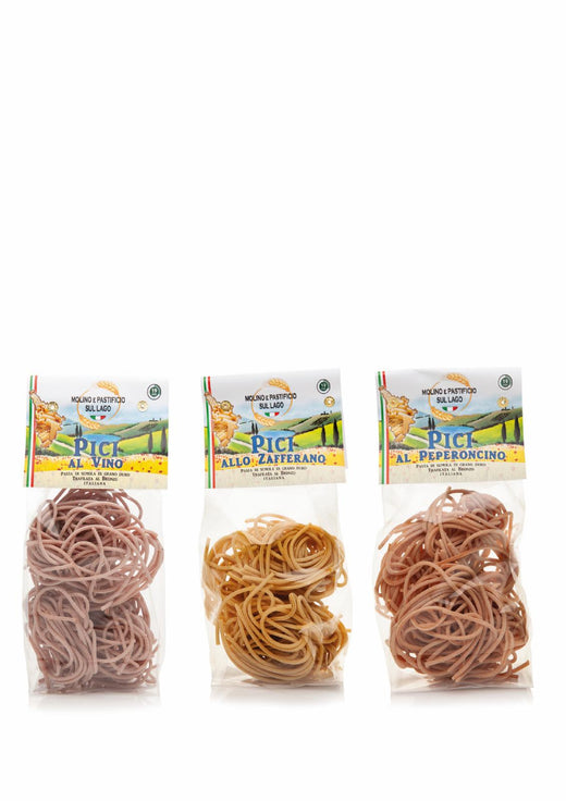 La scatola con le tre matasse di pici colorati affiancate