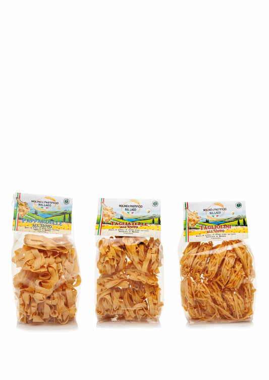 La scatola con le tre confezioni di pasta all'uovo affiancate