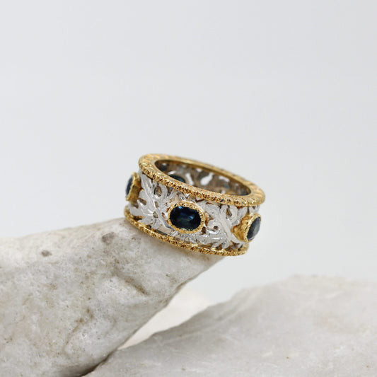 Anello fede con zaffiri, dettaglio del traforo a foglie in oro bianco