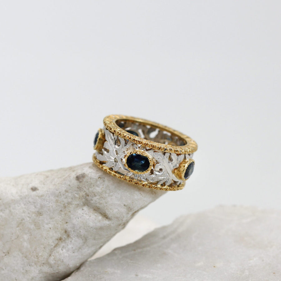 Wedding band with sapphires, close-up of the white gold leaf openwork