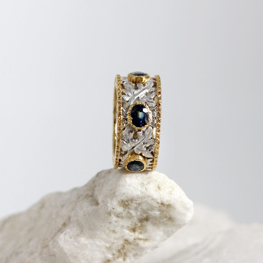Wedding band with sapphires, the burin-engraved edges