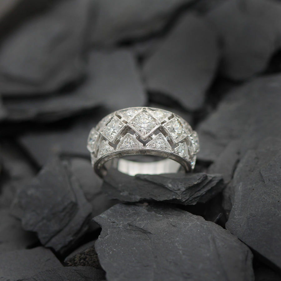 L'anello su fondo neutro, ultima veduta