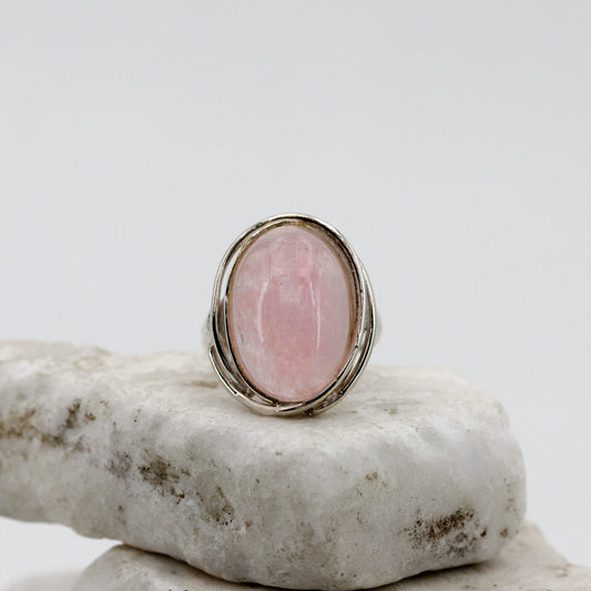 L'anello di fronte: la cupola di morganite rosa dentro il castone d'argento