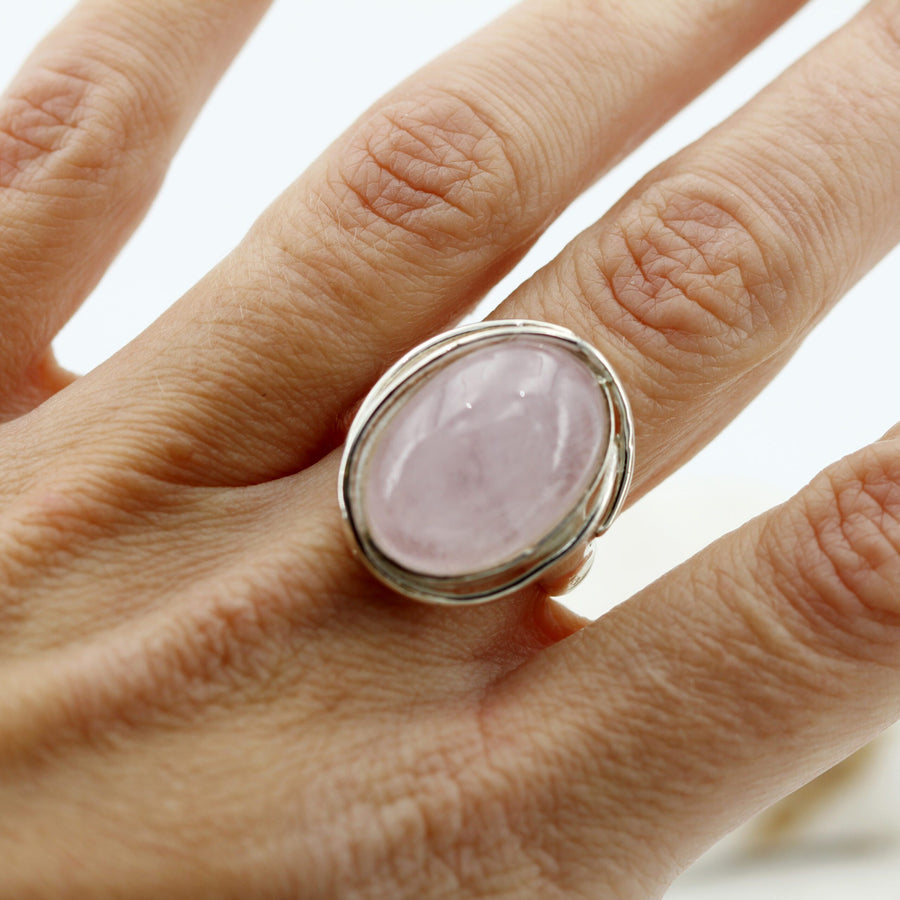 L'anello al dito, di fronte: l'ovale copre quasi tutta la larghezza della falange