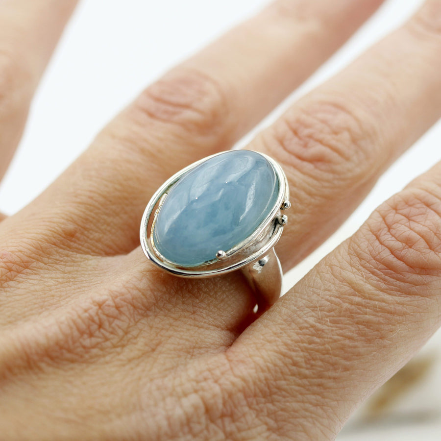 L'anello al dito, visto dall'alto: l'ovale copre quasi tutta la falange