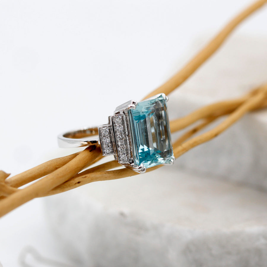 The ring lying down: the shank in profile and the two rows of diamonds on the shoulder