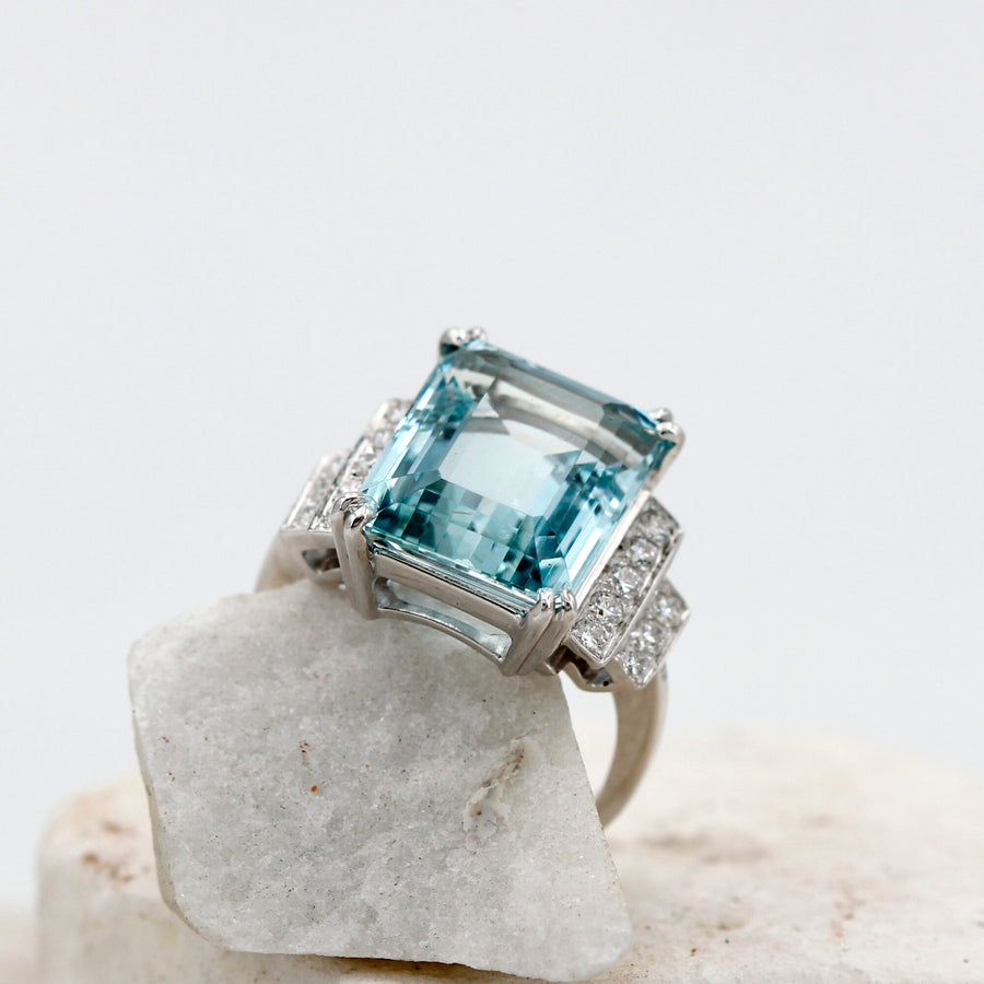 The table of the aquamarine tilted towards the lens, with the left shoulder