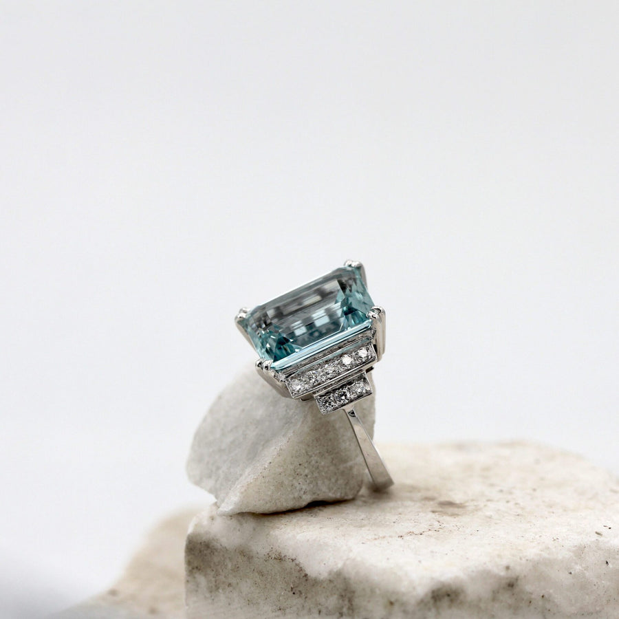 The ring standing on the rough stone, the whole outline seen from a distance