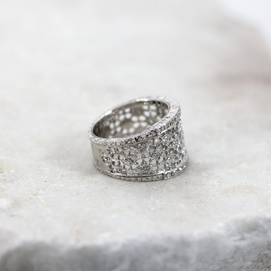 Anello fascia in oro bianco, le due file di brillanti sulle spallette