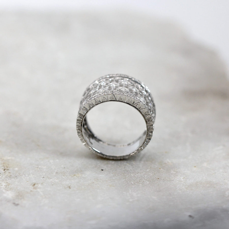 Anello fascia in oro bianco, il bordo inciso a mano