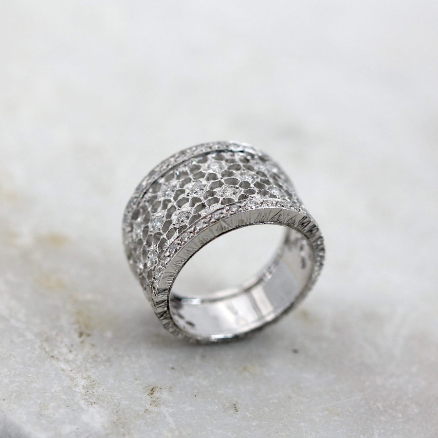 Anello fascia in oro bianco, la rete controluce