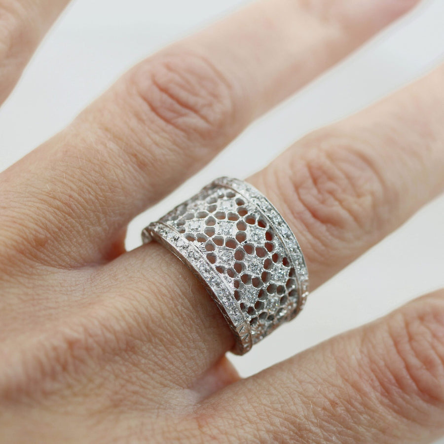 Anello fascia in oro bianco, la lavorazione a rete dall'alto