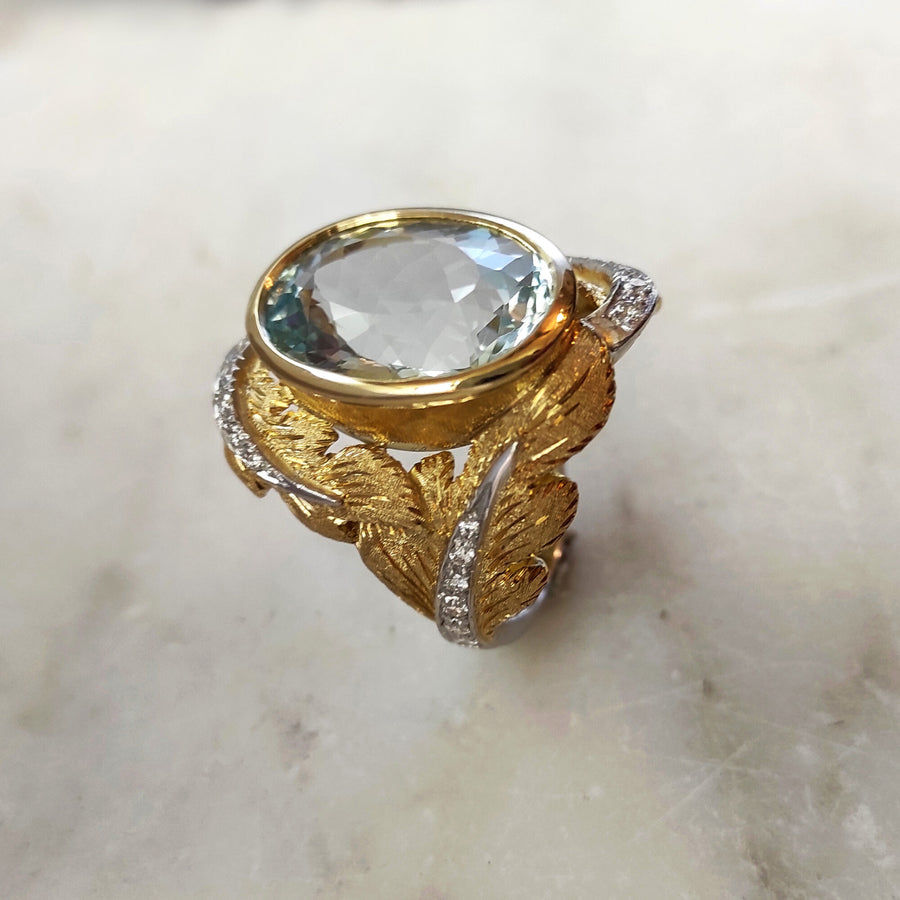 Close-up from above: the table of the aquamarine and the row of diamonds following the edge of the leaves