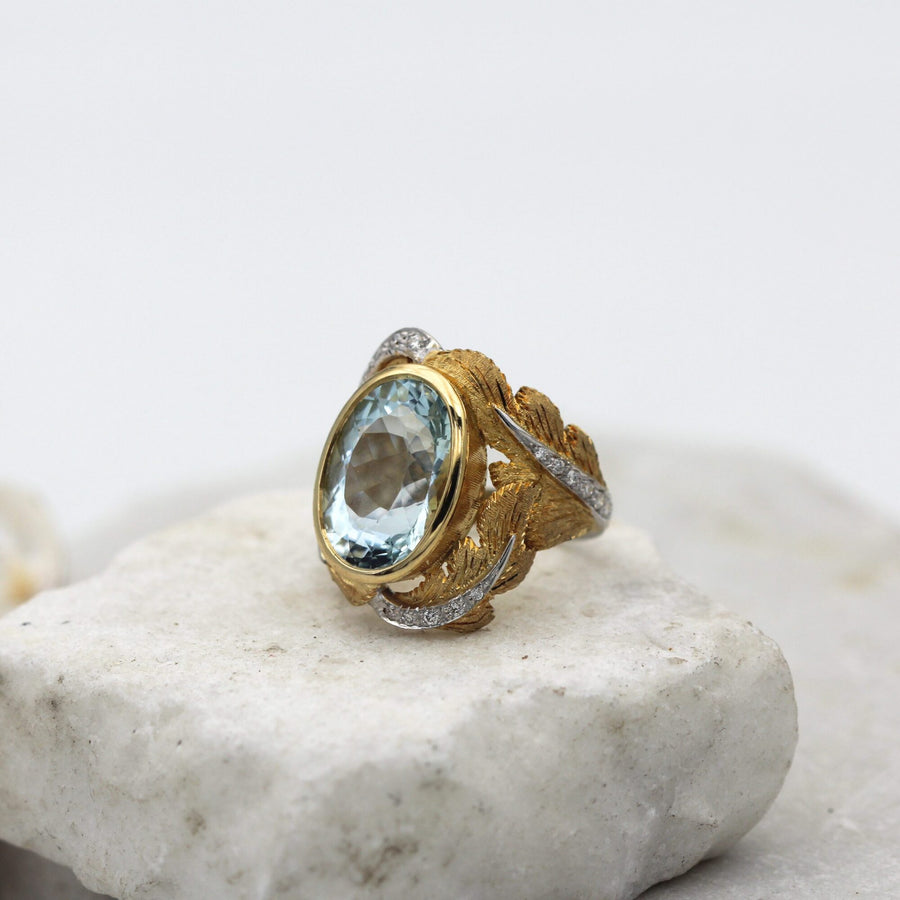 Front three-quarter view on light stone: the relation between the volume of the bezel and the thin band