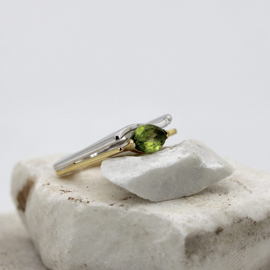 Close-up of the end of the white gold band, cut clean