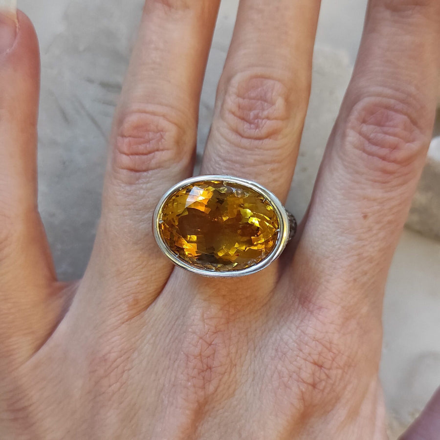 L'anello al dito da sopra: l'ovale posato di traverso esce oltre i lati del dito