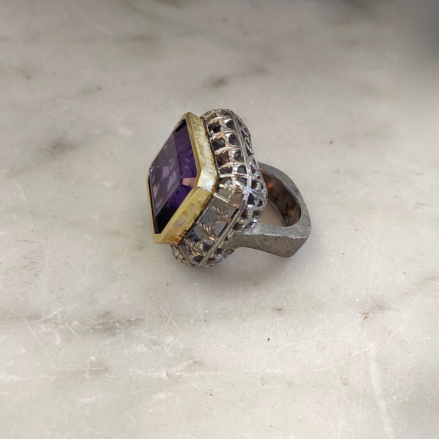 L'anello quasi di profilo: l'altezza del castone, le finestre del traforo e l'interno liscio della fascia