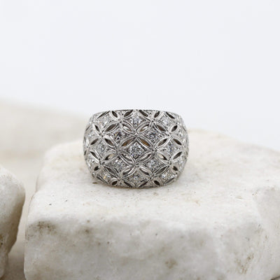 Anello bombato in oro bianco con rete traforata e diamanti, Anna Gioielli