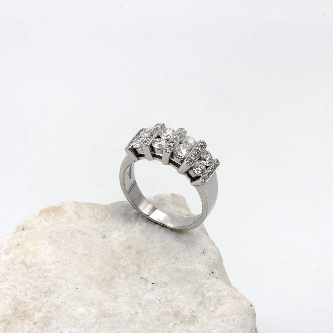 Traversine ring in white gold with brilliants, overall view