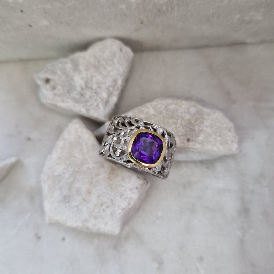 View from further above: how much openwork band is left free on one side alone can be measured