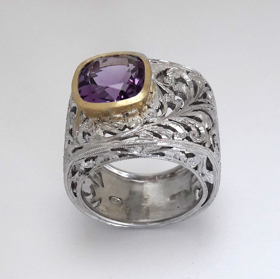 From above in the studio: the satin-finished wall of the bezel, the polished rim on top and the smooth inside of the ring