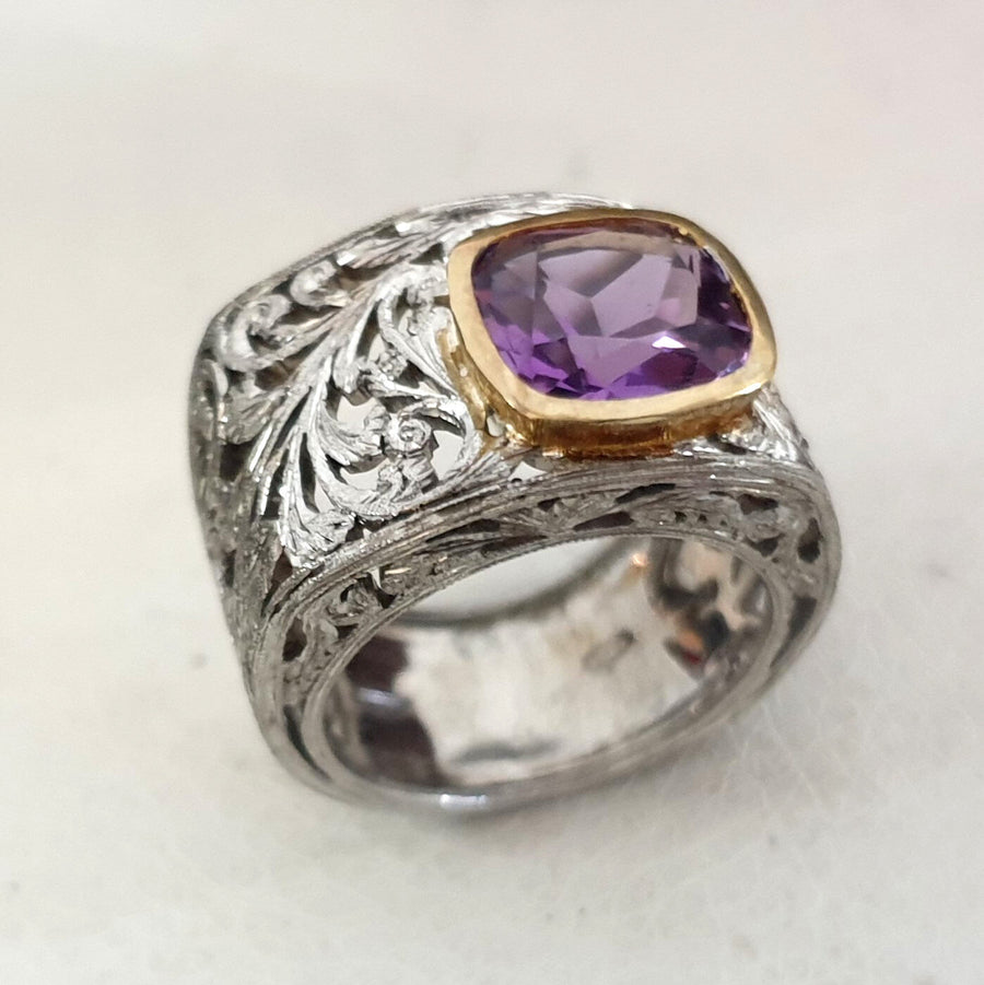 Close-up: the leaves in burin engraving cut short where the gold of the bezel rests on the openwork