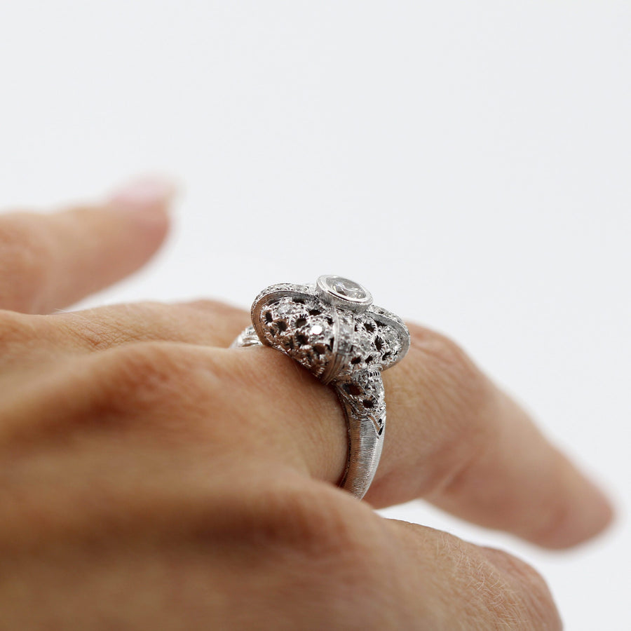 Anello Prestige in oro, la superficie in luce radente