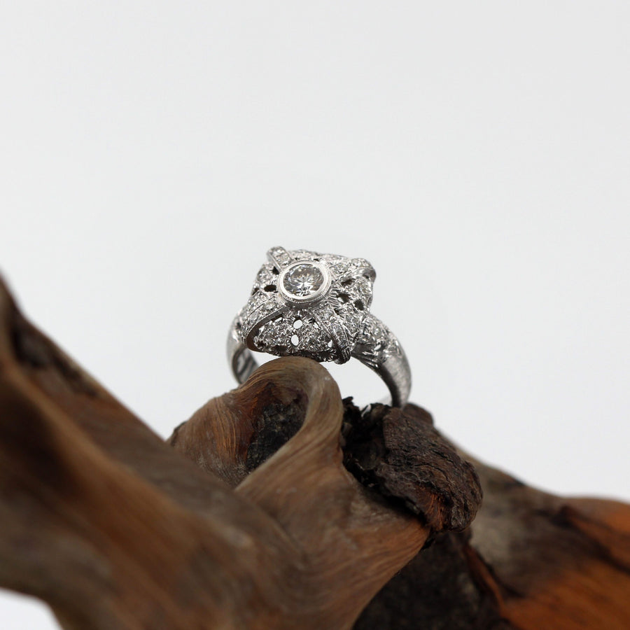 Anello Prestige in oro, dettaglio delle righe incrociate in rilievo