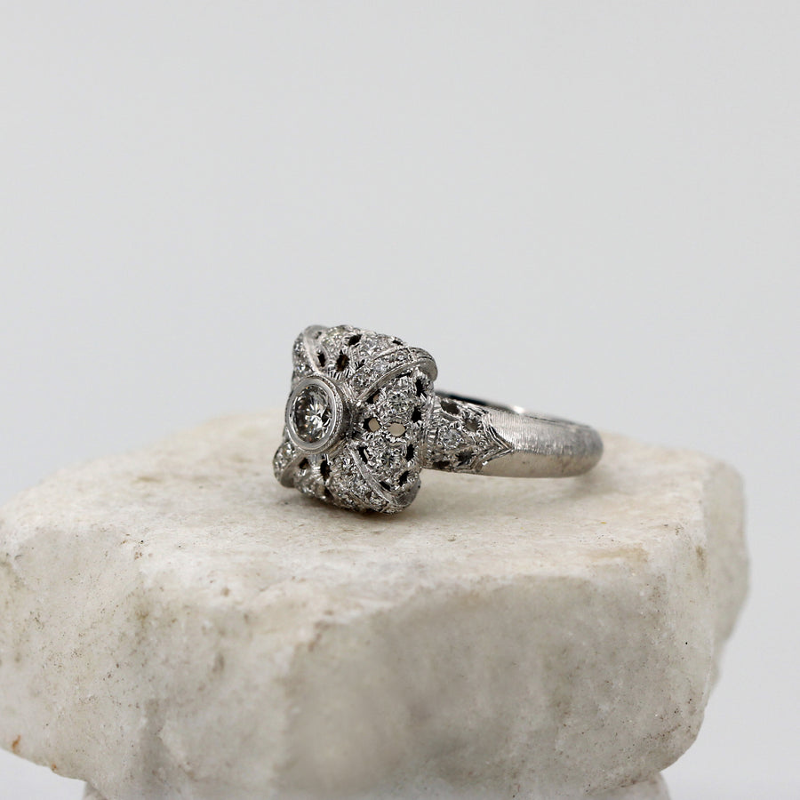 Anello Prestige in oro, i diamanti laterali