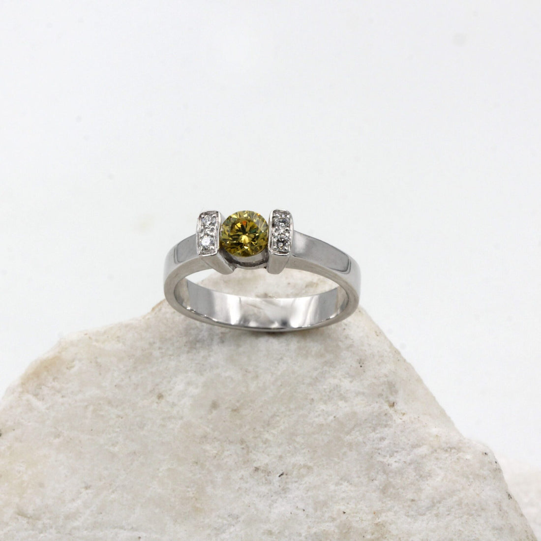 Il diamante giallo visto di fronte, fra le due traversine di oro bianco