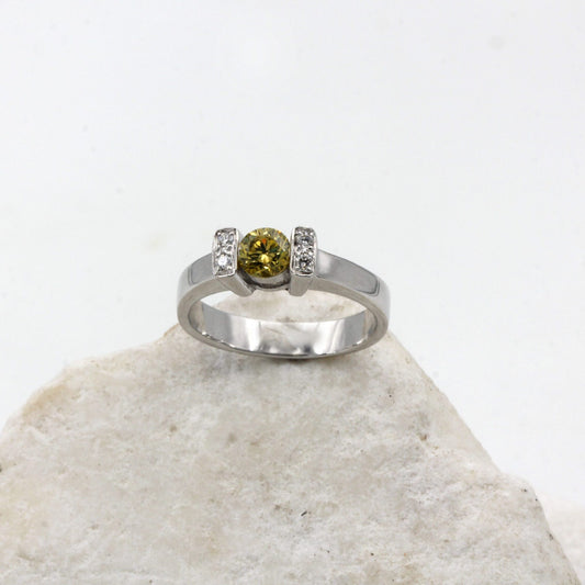 Il diamante giallo visto di fronte, fra le due traversine di oro bianco