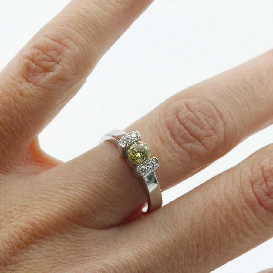 L'anello indossato, il giallo della pietra alla luce naturale