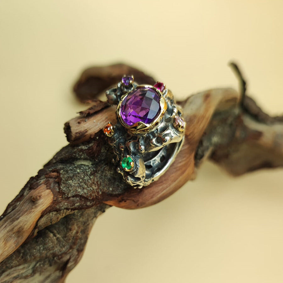 L'anello su un legno: le sedi d'oro a griffe sull'argento brunito