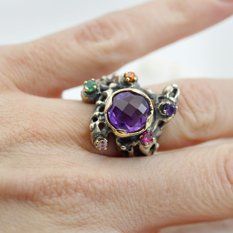 L'anello indossato: la griglia a scacchiera sulla corona della pietra