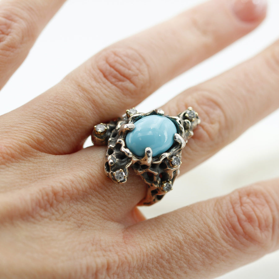 L'anello indossato, di tre quarti